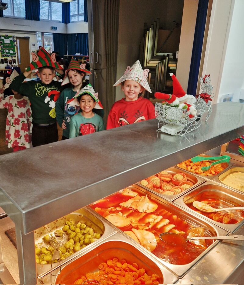 Image for the Tweet beginning: It's Christmas dinner time.... and