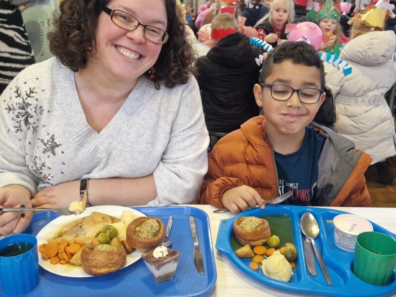 Image for the Tweet beginning: It's Christmas dinner time.... and