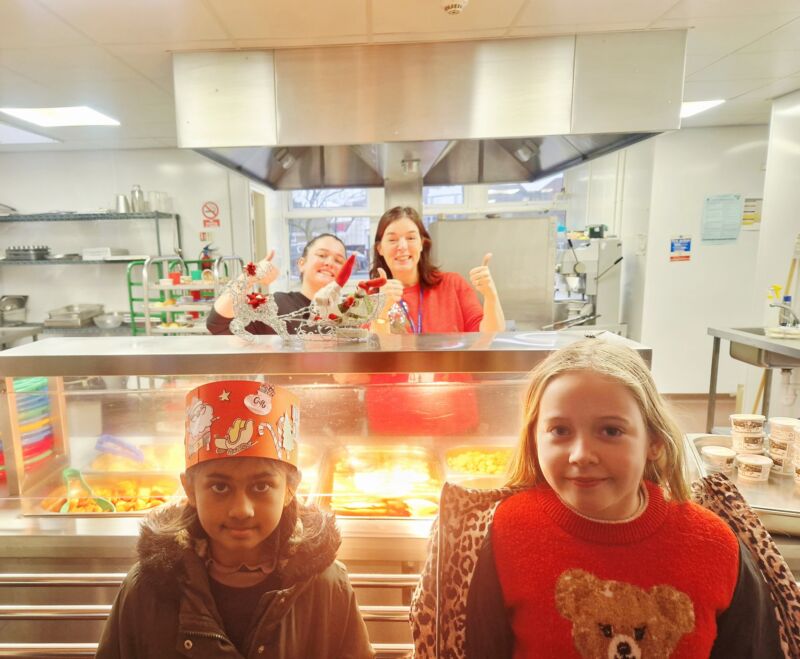 Image for the Tweet beginning: It's Christmas dinner time.... and